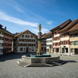 Appenzell Dorfplatz erstrahlt in vollem Glanz: Aufgenommen mit einem Weitwinkelobjektiv direkt vor dieser atemberaubenden Sehenswürdigkeit in Appenzell