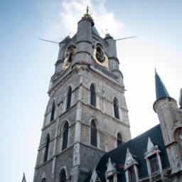 Atemberaubender Blick auf den berühmten Belfried von Gent, eine der Top-Sehenswürdigkeiten in Belgien mit seinem gothischen Turm, seinen theatralischen Figuren und der beeindruckenden Geschichte