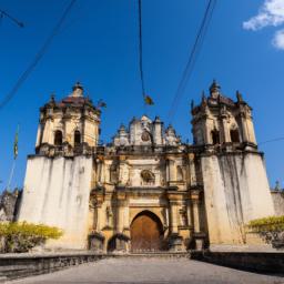 Catedral de Ebebiyin erstrahlt in vollem Glanz: Aufgenommen mit einem Weitwinkelobjektiv direkt vor dieser atemberaubenden Sehenswürdigkeit in Äquatorialguinea