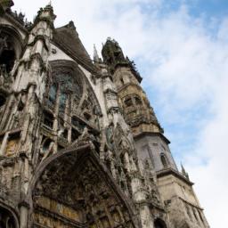 Cathedral de la Sainte Marie erstrahlt in vollem Glanz: Aufgenommen mit einem Weitwinkelobjektiv direkt vor dieser atemberaubenden Sehenswürdigkeit in Guinea