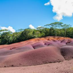 Chamarel Seven Coloured Earth erstrahlt in vollem Glanz: Aufgenommen mit einem Weitwinkelobjektiv direkt vor dieser atemberaubenden Sehenswürdigkeit in Mauritius