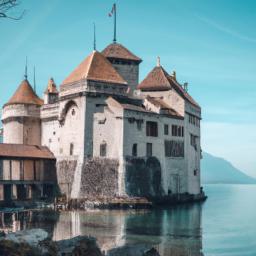 Das majestätische Château de Chillon direkt am Ufer des Genfersees in der Schweiz, eine Top-Sehenswürdigkeit für Kultur- und Geschichtsliebhaber.