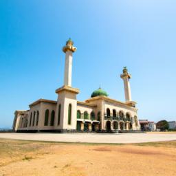 Conakry Grand Mosque erstrahlt in vollem Glanz: Aufgenommen mit einem Weitwinkelobjektiv direkt vor dieser atemberaubenden Sehenswürdigkeit in Guinea