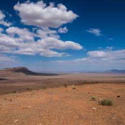 Damaraland erstrahlt in vollem Glanz: Aufgenommen mit einem Weitwinkelobjektiv direkt vor dieser atemberaubenden Sehenswürdigkeit in Namibia