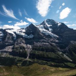 Eiger Trail erstrahlt in vollem Glanz: Aufgenommen mit einem Weitwinkelobjektiv direkt vor dieser atemberaubenden Sehenswürdigkeit in Lauterbrunnen