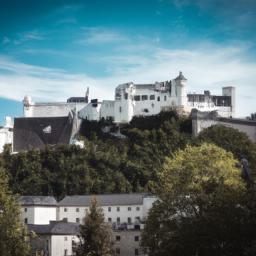 Festung Hohensalzburg erstrahlt in vollem Glanz: Aufgenommen mit einem Weitwinkelobjektiv direkt vor dieser atemberaubenden Sehenswürdigkeit in Österreich