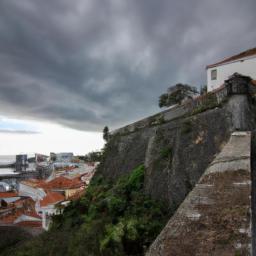 Festung von São Miguel erstrahlt in vollem Glanz: Aufgenommen mit einem Weitwinkelobjektiv direkt vor dieser atemberaubenden Sehenswürdigkeit in Angola