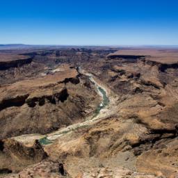 Fish River Canyon erstrahlt in vollem Glanz: Aufgenommen mit einem Weitwinkelobjektiv direkt vor dieser atemberaubenden Sehenswürdigkeit in Namibia