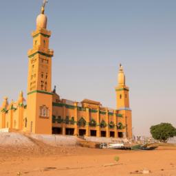 Große Moschee von Mopti erstrahlt in vollem Glanz: Aufgenommen mit einem Weitwinkelobjektiv direkt vor dieser atemberaubenden Sehenswürdigkeit in Mali