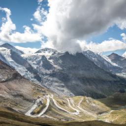 Grossglockner Hochalpenstrasse erstrahlt in vollem Glanz: Aufgenommen mit einem Weitwinkelobjektiv direkt vor dieser atemberaubenden Sehenswürdigkeit in Österreich