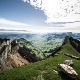 Hoher Kasten erstrahlt in vollem Glanz: Aufgenommen mit einem Weitwinkelobjektiv direkt vor dieser atemberaubenden Sehenswürdigkeit in Appenzell