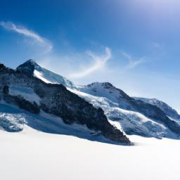 Jungfraujoch erstrahlt in vollem Glanz: Aufgenommen mit einem Weitwinkelobjektiv direkt vor dieser atemberaubenden Sehenswürdigkeit in Lauterbrunnen