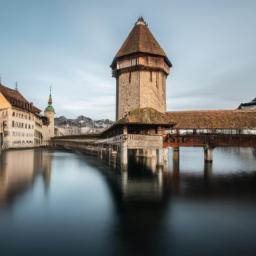 Die malerische Kapellbrücke in Luzern, eine der bekanntesten Sehenswürdigkeiten der Schweiz, spiegelt sich im ruhigen Wasser des Reuss Flusses.