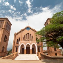 Kathedrale von Bujumbura erstrahlt in vollem Glanz: Aufgenommen mit einem Weitwinkelobjektiv direkt vor dieser atemberaubenden Sehenswürdigkeit in Burundi