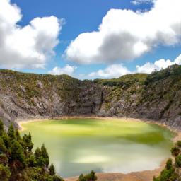 Lagoa Azul erstrahlt in vollem Glanz: Aufgenommen mit einem Weitwinkelobjektiv direkt vor dieser atemberaubenden Sehenswürdigkeit in São Tomé und Príncipe