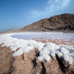 Lake Assal erstrahlt in vollem Glanz: Aufgenommen mit einem Weitwinkelobjektiv direkt vor dieser atemberaubenden Sehenswürdigkeit in Dschibuti