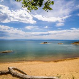 Lake Malawi National Park erstrahlt in vollem Glanz: Aufgenommen mit einem Weitwinkelobjektiv direkt vor dieser atemberaubenden Sehenswürdigkeit in Malawi