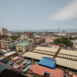 Maputo Central Market erstrahlt in vollem Glanz: Aufgenommen mit einem Weitwinkelobjektiv direkt vor dieser atemberaubenden Sehenswürdigkeit in Mosambik