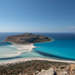 Maskali Island erstrahlt in vollem Glanz: Aufgenommen mit einem Weitwinkelobjektiv direkt vor dieser atemberaubenden Sehenswürdigkeit in Dschibuti