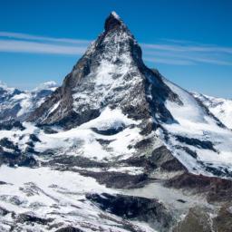 Beeindruckender Blick auf das majestätische Matterhorn, die berühmte Schweizer Sehenswürdigkeit, umgeben von einer atemberaubenden alpinen Landschaft.