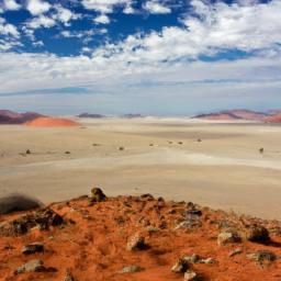 Namib-Naukluft Nationalpark erstrahlt in vollem Glanz: Aufgenommen mit einem Weitwinkelobjektiv direkt vor dieser atemberaubenden Sehenswürdigkeit in Namibia