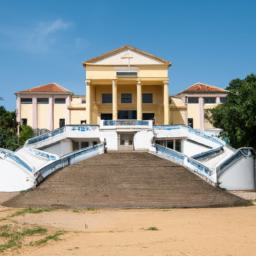 National Museum Conakry erstrahlt in vollem Glanz: Aufgenommen mit einem Weitwinkelobjektiv direkt vor dieser atemberaubenden Sehenswürdigkeit in Guinea