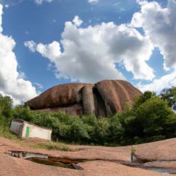 Olumo Rock erstrahlt in vollem Glanz: Aufgenommen mit einem Weitwinkelobjektiv direkt vor dieser atemberaubenden Sehenswürdigkeit in Nigeria