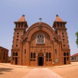 Ouagadougou Cathedral erstrahlt in vollem Glanz: Aufgenommen mit einem Weitwinkelobjektiv direkt vor dieser atemberaubenden Sehenswürdigkeit in Burkina Faso