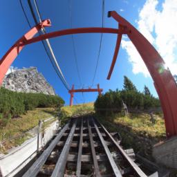 Parsennbahn erstrahlt in vollem Glanz: Aufgenommen mit einem Weitwinkelobjektiv direkt vor dieser atemberaubenden Sehenswürdigkeit in Davos