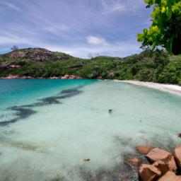 Praslin Island erstrahlt in vollem Glanz: Aufgenommen mit einem Weitwinkelobjektiv direkt vor dieser atemberaubenden Sehenswürdigkeit in Seychellen