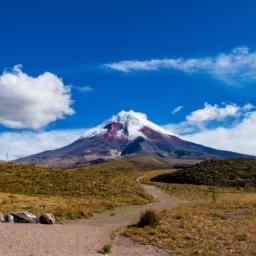 Cotopaxi Nationalpark erstrahlt in vollem Glanz: Aufgenommen mit einem Weitwinkelobjektiv direkt vor dieser atemberaubenden Sehenswürdigkeit in Ecuador