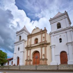 Comayagua Kathedrale erstrahlt in vollem Glanz: Aufgenommen mit einem Weitwinkelobjektiv direkt vor dieser atemberaubenden Sehenswürdigkeit in Honduras