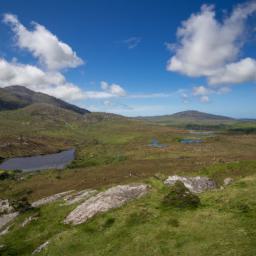 Connemara National Park erstrahlt in vollem Glanz: Aufgenommen mit einem Weitwinkelobjektiv direkt vor dieser atemberaubenden Sehenswürdigkeit in Irland