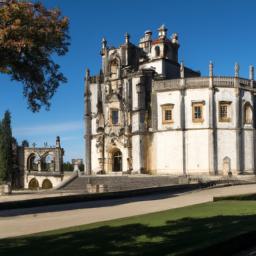 Convento do Cristo erstrahlt in vollem Glanz: Aufgenommen mit einem Weitwinkelobjektiv direkt vor dieser atemberaubenden Sehenswürdigkeit in Portugal