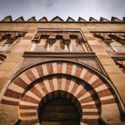 Cordoba Synagogue erstrahlt in vollem Glanz: Aufgenommen mit einem Weitwinkelobjektiv direkt vor dieser atemberaubenden Sehenswürdigkeit in Cordoba