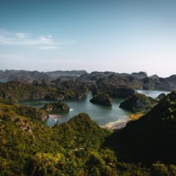 Cat Ba Nationalpark erstrahlt in vollem Glanz: Aufgenommen mit einem Weitwinkelobjektiv direkt vor dieser atemberaubenden Sehenswürdigkeit in Vietnam