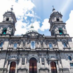 Catedral Metropolitana erstrahlt in vollem Glanz: Aufgenommen mit einem Weitwinkelobjektiv direkt vor dieser atemberaubenden Sehenswürdigkeit in Mexiko