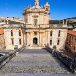 Catedral de San Carlos Borromeo erstrahlt in vollem Glanz: Aufgenommen mit einem Weitwinkelobjektiv direkt vor dieser atemberaubenden Sehenswürdigkeit in Matanzas