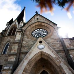 Catedral de San Carlos de Bariloche erstrahlt in vollem Glanz: Aufgenommen mit einem Weitwinkelobjektiv direkt vor dieser atemberaubenden Sehenswürdigkeit in Bariloche