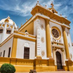 Catedral de Santa Ana de Coro erstrahlt in vollem Glanz: Aufgenommen mit einem Weitwinkelobjektiv direkt vor dieser atemberaubenden Sehenswürdigkeit in Venezuela