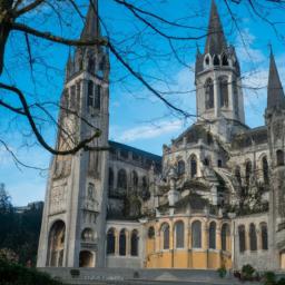 Cathedral of Our Lady of Lourdes erstrahlt in vollem Glanz: Aufgenommen mit einem Weitwinkelobjektiv direkt vor dieser atemberaubenden Sehenswürdigkeit in Rio Gallegos