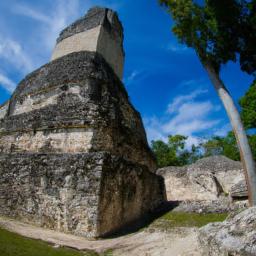 Caracol Mayan Ruins erstrahlt in vollem Glanz: Aufgenommen mit einem Weitwinkelobjektiv direkt vor dieser atemberaubenden Sehenswürdigkeit in Belize