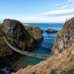 Carrick-a-Rede Rope Bridge erstrahlt in vollem Glanz: Aufgenommen mit einem Weitwinkelobjektiv direkt vor dieser atemberaubenden Sehenswürdigkeit in Nordirland