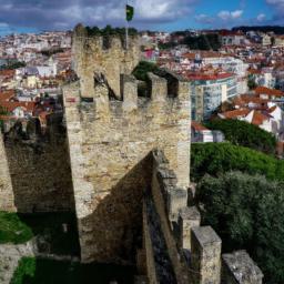 Castelo de São Jorge erstrahlt in vollem Glanz: Aufgenommen mit einem Weitwinkelobjektiv direkt vor dieser atemberaubenden Sehenswürdigkeit in Portugal