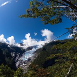 Cerro Tronador erstrahlt in vollem Glanz: Aufgenommen mit einem Weitwinkelobjektiv direkt vor dieser atemberaubenden Sehenswürdigkeit in Bariloche