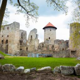 Cesis Medieval Castle erstrahlt in vollem Glanz: Aufgenommen mit einem Weitwinkelobjektiv direkt vor dieser atemberaubenden Sehenswürdigkeit in Cesis