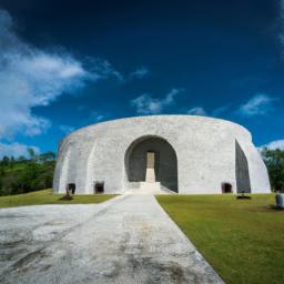 Che Guevara Mausoleum erstrahlt in vollem Glanz: Aufgenommen mit einem Weitwinkelobjektiv direkt vor dieser atemberaubenden Sehenswürdigkeit in Kuba