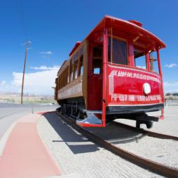 Cheyenne Street Railway Trolley erstrahlt in vollem Glanz: Aufgenommen mit einem Weitwinkelobjektiv direkt vor dieser atemberaubenden Sehenswürdigkeit in Cheyenne