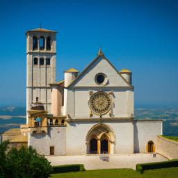 Chiesa di San Francesco erstrahlt in vollem Glanz: Aufgenommen mit einem Weitwinkelobjektiv direkt vor dieser atemberaubenden Sehenswürdigkeit in San Marino