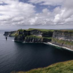 Cliffs of Moher erstrahlt in vollem Glanz: Aufgenommen mit einem Weitwinkelobjektiv direkt vor dieser atemberaubenden Sehenswürdigkeit in Irland